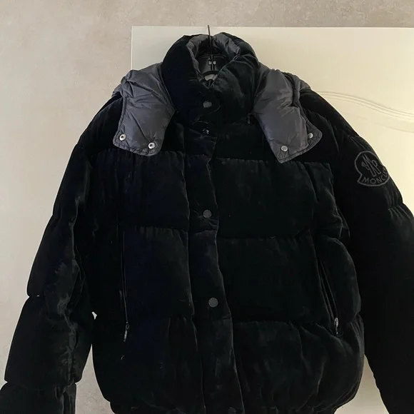 MONCLER
Black Down Velvet Daos Jacket - Picture 8 of 17